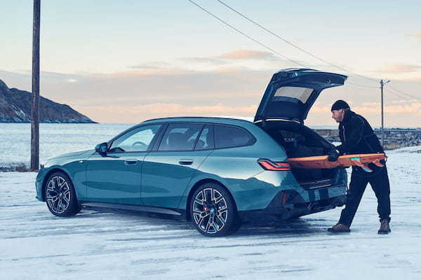 BMW 新型5シリーズに「ツーリング」を追加。EVの「i5ツーリング」も初投入【公式動画】