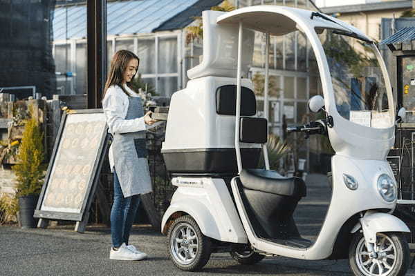 シックスパッドメーカーのグループ会社、ラストワンマイルつなぐEVが大企業に導入される理由