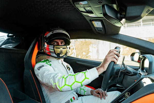 「ランボルギーニ・レヴェルト」をファクトリードライバー、アンドレア・カルダレッリがサーキットテスト!