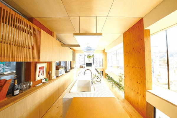 ポルシェ911とスズキ・カタナ所有の建築家の自邸は、アイデアあふれるモダン狭小ガレージハウス【ガレージライフ】