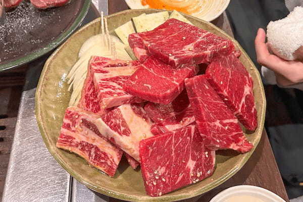 値段バグりすぎて逆に嘘くさい街はずれの「焼肉店」、席に着くと牛タンが勝手に運ばれてきて…