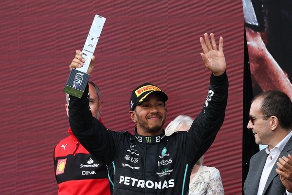 ルイス・ハミルトンの2023F1日本GP用ヘルメット・デザインを手がけた空山基さんインタビュー