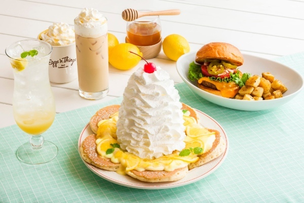 【Eggs ’n Things】暑い夏をたっぷり楽しむメニューが登場！「はちみつレモンパンケーキ」「ハバネロBBQバーガー」8月1日（火）～8月31日（木）まで販売