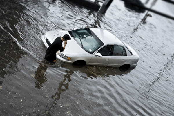 「水没」してるのに「燃える」!? 車が「水没車」になるのはどれくらいの水深？「えっそんな浅いのに…」冠水した道路は走ってもいい？