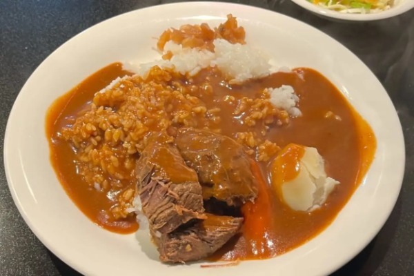 「カレーの具は何が好き？」ハンバーグ、メンチ、シュウマイ。“意外コラボ”が美味い店【都内7選】