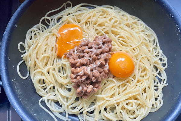 混ぜるだけのAosトラットリア「納豆と卵黄のパスタ」　濃厚さと爽やかさの極上ハーモニー