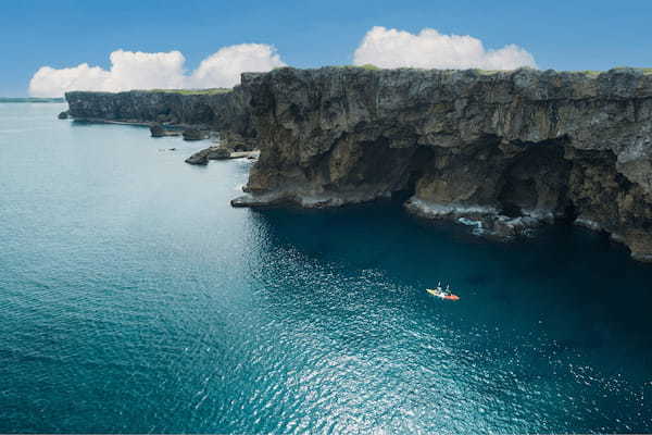 星のや沖縄、6月1日より海岸線に潜む多様な絶景地を巡る「絶景カヤックジャーニー」開催