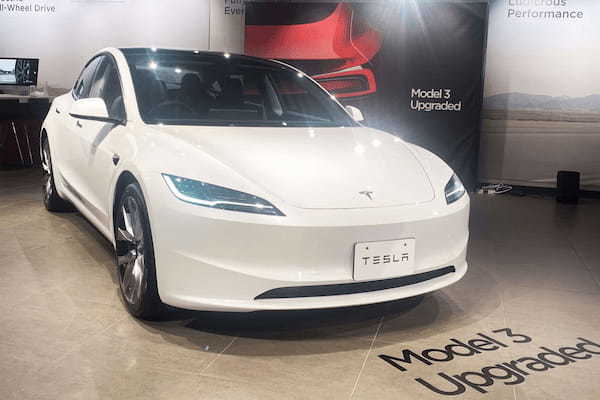 話題のテスラ 「新型モデル3」見てきたぞ! イケメンすぎるルックスにウインカーレバーがない?