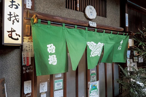 江戸の老舗「砂場総本家」で昼呑み 蕎麦に精通する先輩に学ぶ 粋な“蕎麦屋呑み”の流儀