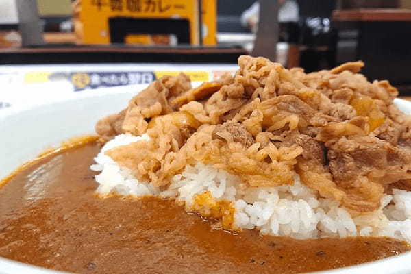 肉が呼んでいる！吉野家×魯珈の「牛魯珈カレー」がヤバうまかった！牛煮肉の旨みを引き立たせるスパイスに感動