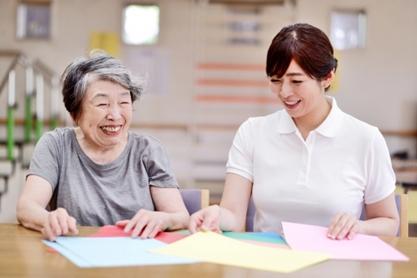 【ケースワーカー】とは？必要な資格や仕事内容について詳しく解説！