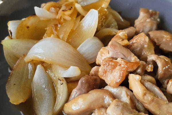 「新玉ねぎと鶏もも肉」あったら作って! ワンパンで完成の激ウマおかず