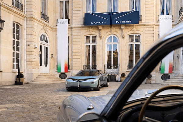 ランチアがフランスで復活！ 2024年後半の｢イプシロン｣発売を、パリの伊大使館で発表