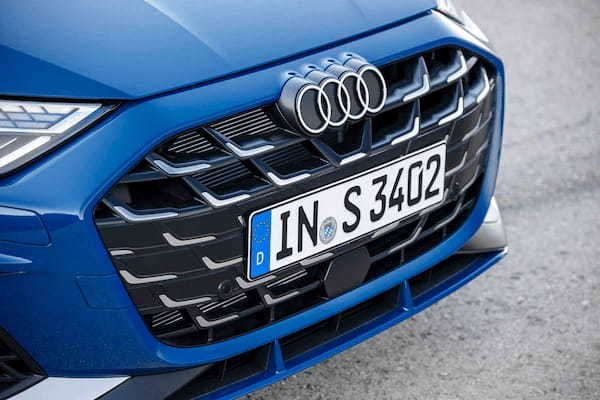 アウディ スタイリングとスポーティネスに磨きをかけた新型S3を発表