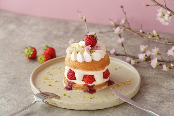 【koe donuts】日本の春を味わう新メニュー・旬のいちごと桜をあわせた限定のドーナツメルトが登場!