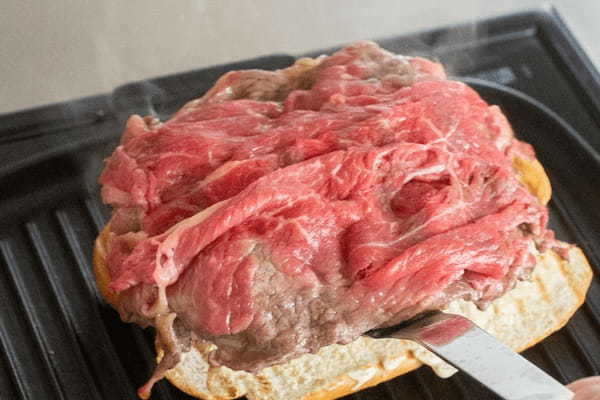 牛肉のレア感がたまらない！ 味噌カツのようなホットのサンド！