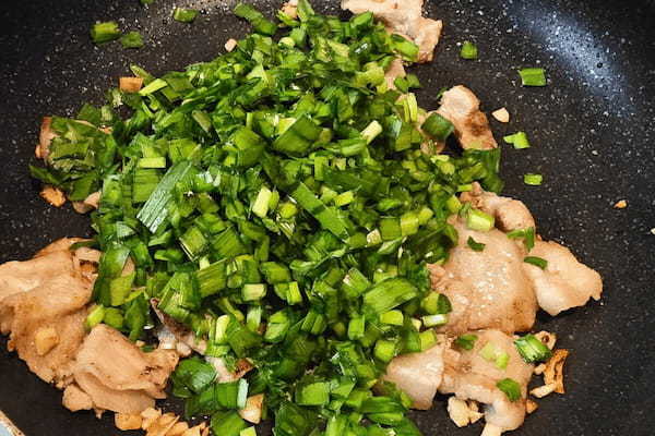 「めっちゃ元気になれそう」 くまの限界食堂の「にら豚焼きそば」が最強のスタミナ飯だった