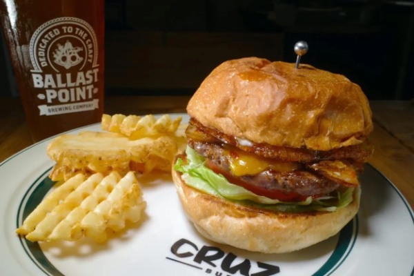 「バーガー×ビール」は黄金のウマさ!! “最強のコンビ”が味わえる都内の名店7選