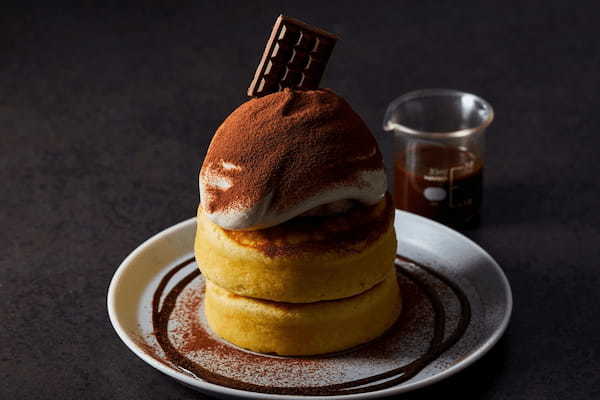 “今”を編集するコーヒーショップ「Roasted COFFEE LABORATORY」より、エスプレッソチョコソースが決め手の「ティラミスビスケットホットケーキ」を2月13日(月)新発売
