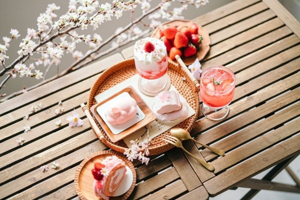 【SNSで話題の「雲ノ茶カフェ」が、苺と桜をテーマにした新作スイーツを販売開始】桜の季節を迎え、多くの観光客が訪れる京都で店舗ごとに春色スイーツが期間限定で登場