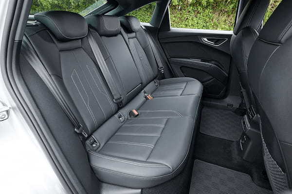 【最新モデル10番勝負！／JUDGE 06】ハンドリング性能で選ぶ電動RWDクーペSUV【ボルボC40×アウディQ4】
