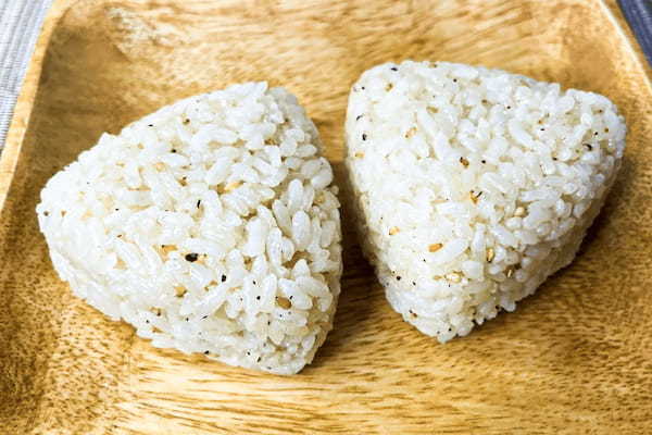 塩おにぎりを作るとき…　ある調味料を“ちょい足し”するだけで激ウマに