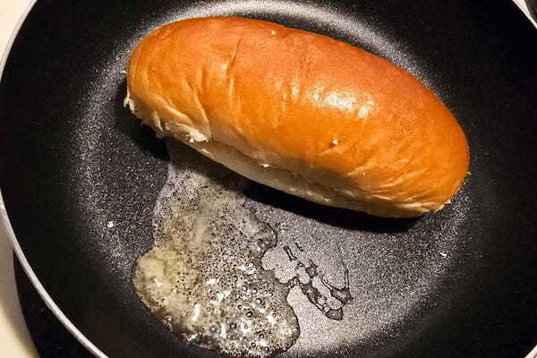 フライパンで焼くだけの「濃厚チーズパン」が罪深すぎ 悪魔的な甘じょっぱさに沼る