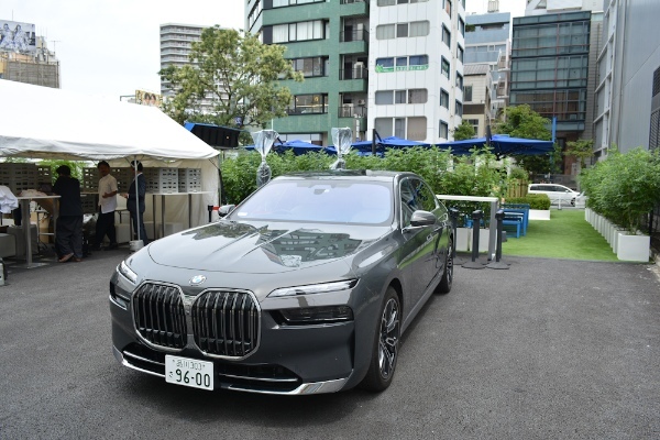 BMWの期間限定ポップアップ・エキシビションで、8世代目に進化を遂げた新型5シリーズを発表