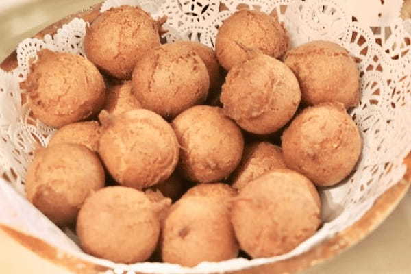 沖縄の揚げ菓子「サーターアンダギー」の気になるカロリーは？その不思議な名前の由来とは