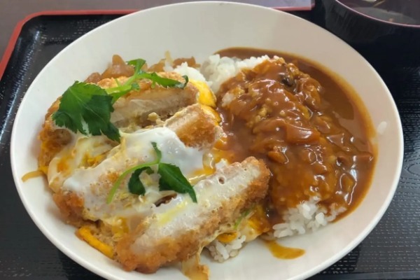 「カレーの具は何が好き？」ハンバーグ、メンチ、シュウマイ。“意外コラボ”が美味い店【都内7選】