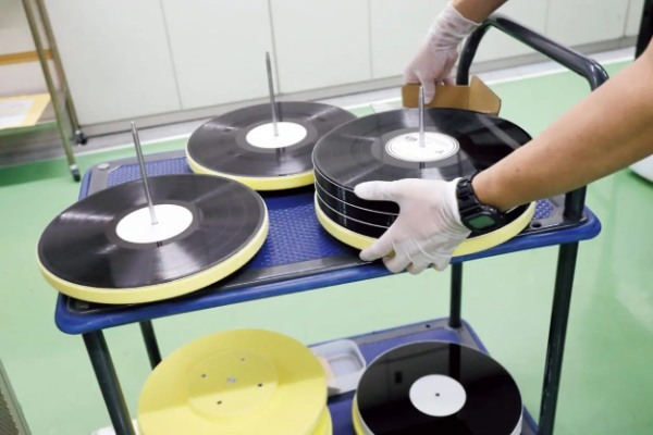 一貫生産で高音質! ソニーミュージックのレコード工場に潜入!