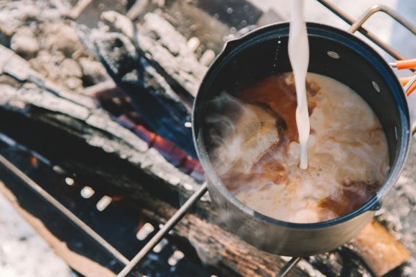 アウトドアでも手軽に本格マサラチャイを楽しめる「焚き火でチャイ」よりノンカフェインの”ルイボス”が6月30日（金）新登場