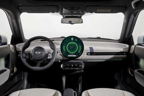 MINI COOPER 10年ぶりのフルモデルチェンジ。EVもラインアップに追加されライフスタイルのトレンド「シンプリシティ」でデザイン