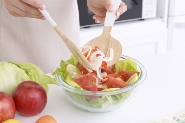 玉ねぎを生で食べるメリットやデメリットって何?気を付けるべきポイントも解説!