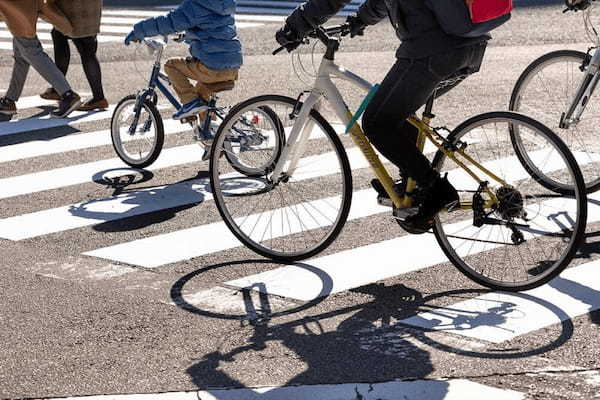 「歩行者等」に自転車や車椅子は含まれる？“横断歩道で車が絶対に止まるべき場面”を教習所指導員に聞いてみた