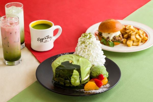 【Eggs ’n Things】新年を彩る、抹茶好きも必見の華やかなメニューが登場！「宇治抹茶ラテパンケーキ」「すき焼きバーガー」12月26日（木）～1月27日（月）