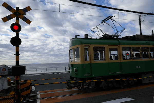 目の前にひろがる海とレトロ電車！鎌倉絶景さんぽ