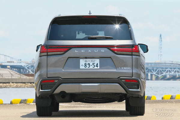 広い室内空間を贅沢に使った4人乗りのレクサス製ミニバン「LM」とSUV「LX」を比較