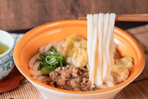 【九州地方限定】レンジで温める定番うどんが九州で馴染みのある「だし」と「もっちり麺」に！「こだわりだしのかしわうどん」「こだわりだしの肉ごぼう天うどん」12月13日（火）から発売！