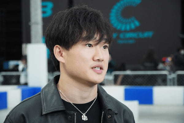 角田裕毅、FIA主催イベントにサプライズ登場で自身初フォーミュラE公式シミュレータを体験「新しい感覚を楽しみました」