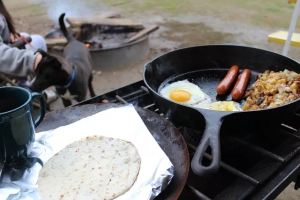 めんどくさがりキャンパーにおすすめなズボラ飯を紹介！手抜き料理とは言わさない