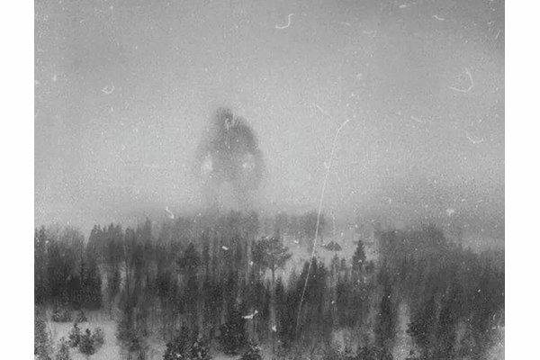 第二次大戦中に撮影された“巨人”の写真、その驚くべき真相とは・・・の画像1