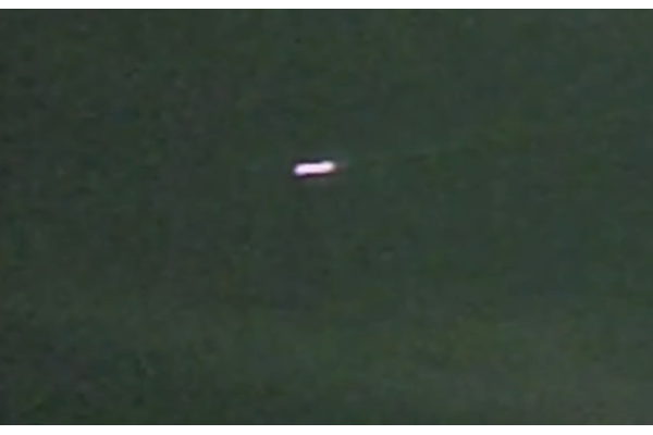 稲妻が空を裂く瞬間、UFOが出現! その目的は“雷エネルギーの充電”!? 嵐の夜に撮影された驚愕の光景の画像2
