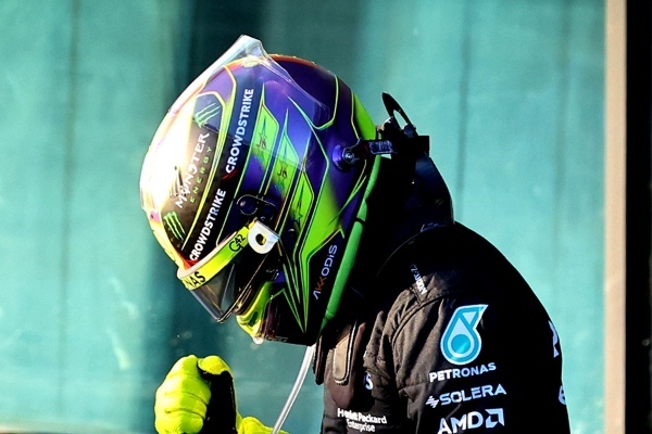ルイス・ハミルトンの2023F1日本GP用ヘルメット・デザインを手がけた空山基さんインタビュー