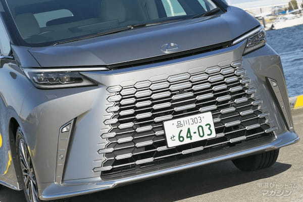 広い室内空間を贅沢に使った4人乗りのレクサス製ミニバン「LM」とSUV「LX」を比較