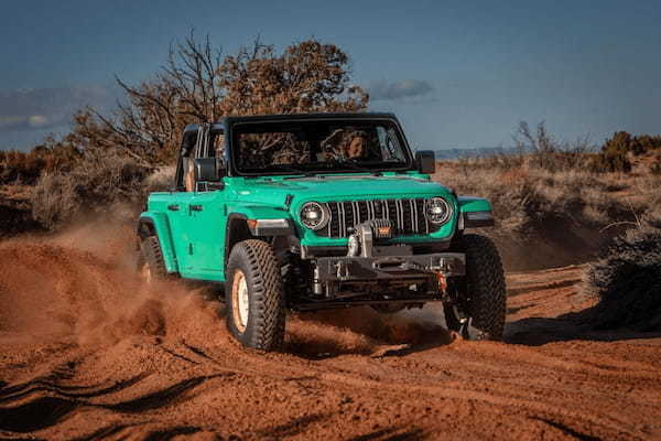遺産にインスパイアされた一台! ジープ×モパー・コンセプトの新型4×4の4台、「イースター・ジープ・サファリ」でトレイルを疾走