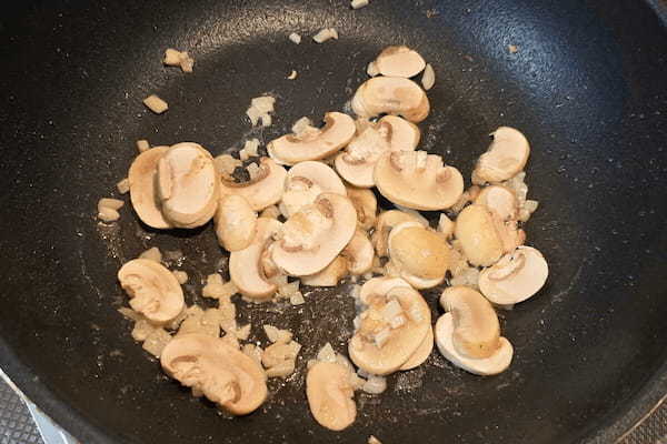 リュウジさんの「鶏むね肉のミルク煮」作ってみたら感動… フランス料理の味わいに