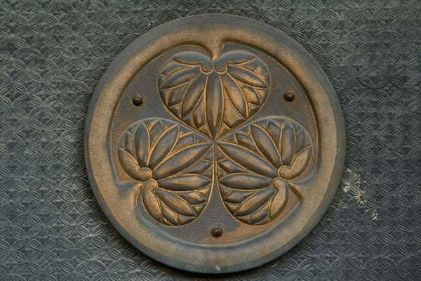 葵の花言葉は？花の葵と徳川家の「葵の紋」とは無関係？