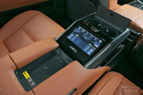 広い室内空間を贅沢に使った4人乗りのレクサス製ミニバン「LM」とSUV「LX」を比較