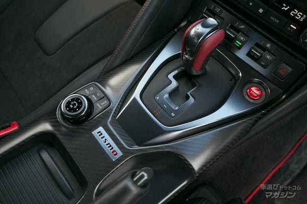レーシングカーからのフィードバック多め。GT-R NISMOのインテリア